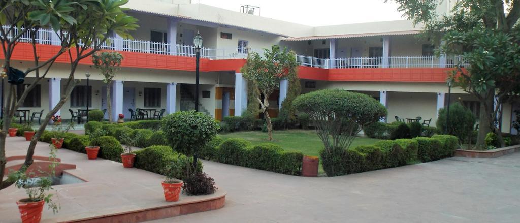 Hotel Goverdhan Tourist Complex Fatehpur Sikri ภายนอก รูปภาพ